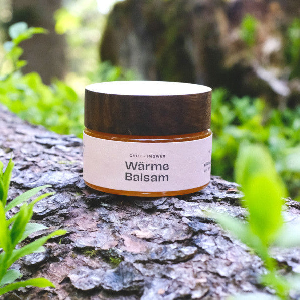 Bio Wärme Balsam – kombiniert ätherische Öle aus kontrolliert biologischem Anbau für intensive Wärmewirkung, Pflege und Regeneration der Haut.