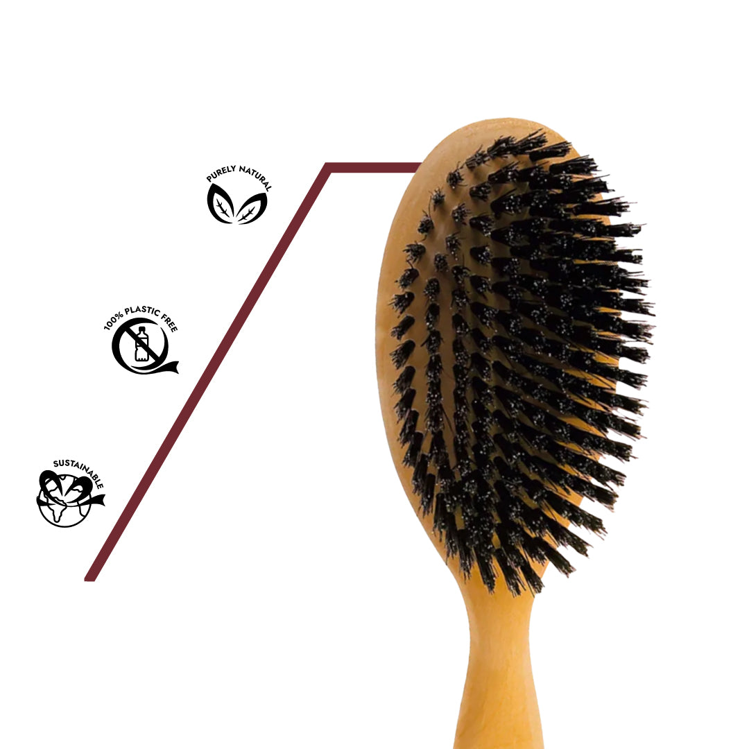 Nachhaltige Haarbürste mit Wildschweinborsten und ergonomischem Birnenholzgriff – sanfte Kopfhautmassage, natürliche Pflege und ausbalanciertes Haargefühl.