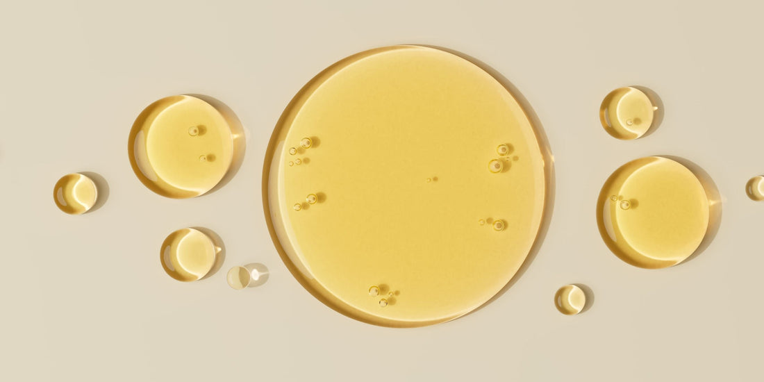 Strukturaufnahme verschiedener Pflanzenöle mit sichtbaren Farb- und Viskositätsunterschieden – Vergleich von kaltgepressten, raffinierten und desodorierten Ölen.