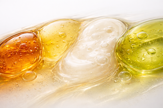 Nahaufnahme von Pflegeölene wie Hagebutte, Avocado, Rizinus & Himbeersamenöl.