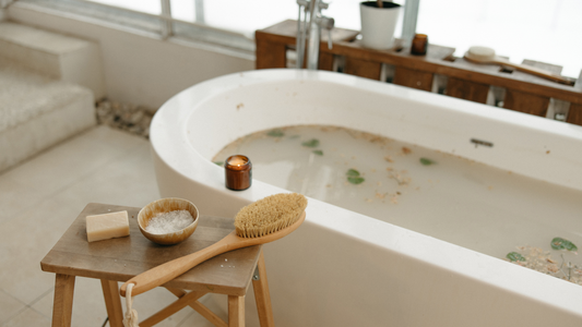 Badesalz bei Erkältung: Wie Wärme, Schwitzen und altes Hauswissen zusammenwirken