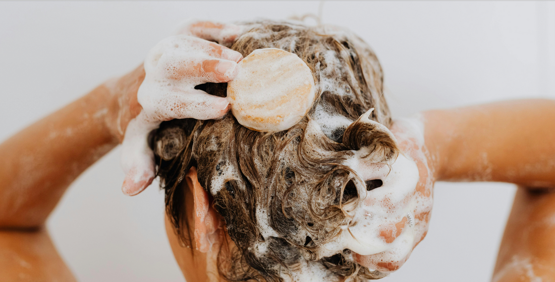 Feste Shampoos und Conditioner mit natürlichen Ölen – nachhaltige, silikonfreie Haarpflege für gesundes, glänzendes Haar.