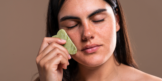 Gesichtsmassage mit Gua Sha Stein zur Förderung der Durchblutung