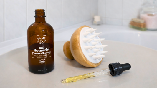 Haarpflege natürlich im Badezimmer für Wuchs und Fülle