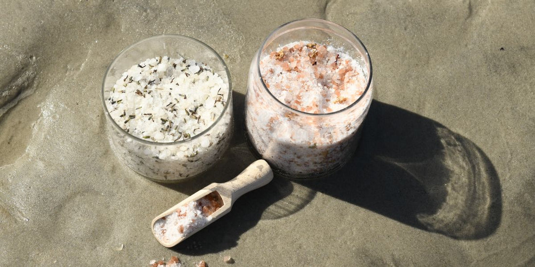 Badewanne mit Salzbädern, Trockenbürsten und Naturmaterialien – entspannendes Wellness-Setting für Detox und natürliche Hautpflege.
