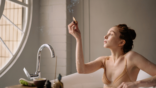 Frau in Badewanne Räucherritual Palo Santo Herbst