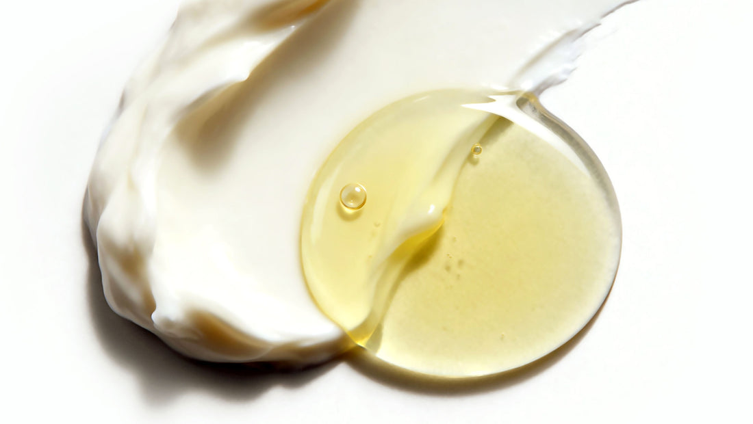 Bio-Pflanzenöl und natürliche Creme nebeneinander auf weißem Hintergrund, zeigt hautfreundliche Pflege mit antioxidativen und feuchtigkeitsspendenden Wirkstoffen, ideal für trockene, sensible und Mischhaut – nachhaltige, toxinfreie Hautpflege