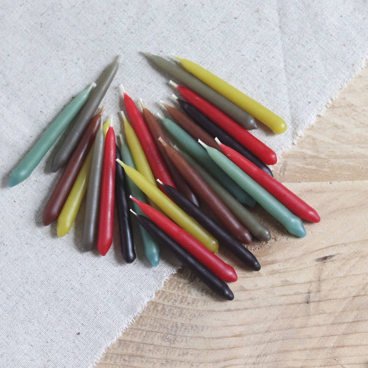 Adventskalender – 24 handgefertigte bunte Bienenwachskerzen