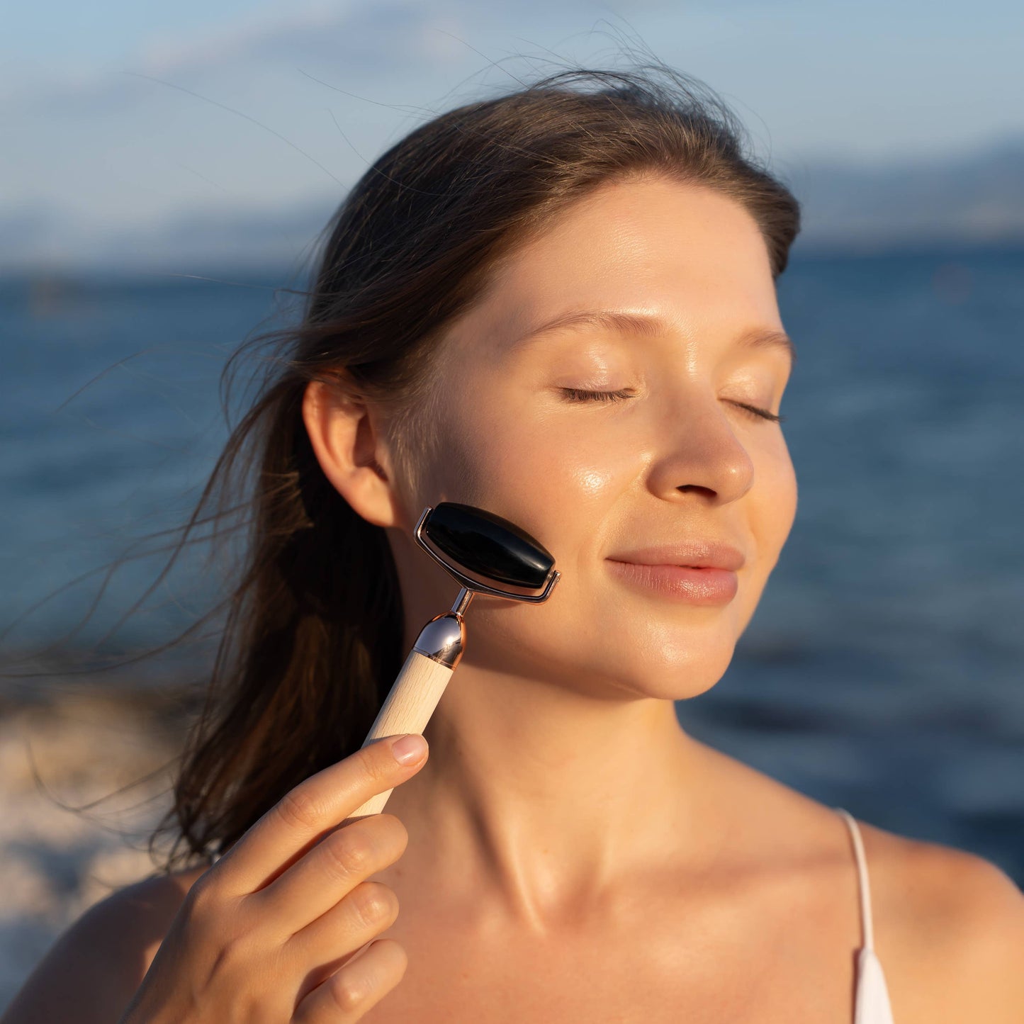 Facial Renewal Set – Obsidian Gesichtsroller & Gua Sha aus Buchenholz