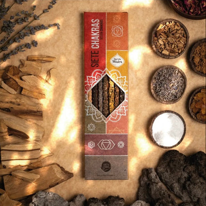 Chakren-Raeucherstäbchen mit Copal, Myrrhe, Palo Santo, Rosen, Lavendel, Rosmarin und Sandelholz für spirituelle Rituale.