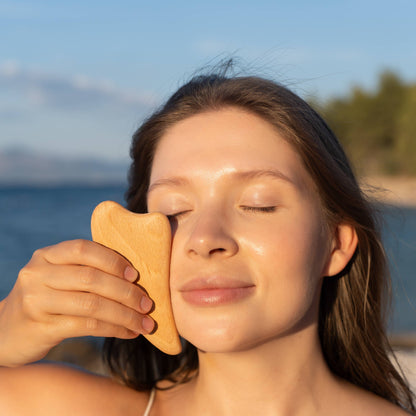 Facial Renewal Set – Obsidian Gesichtsroller & Gua Sha aus Buchenholz