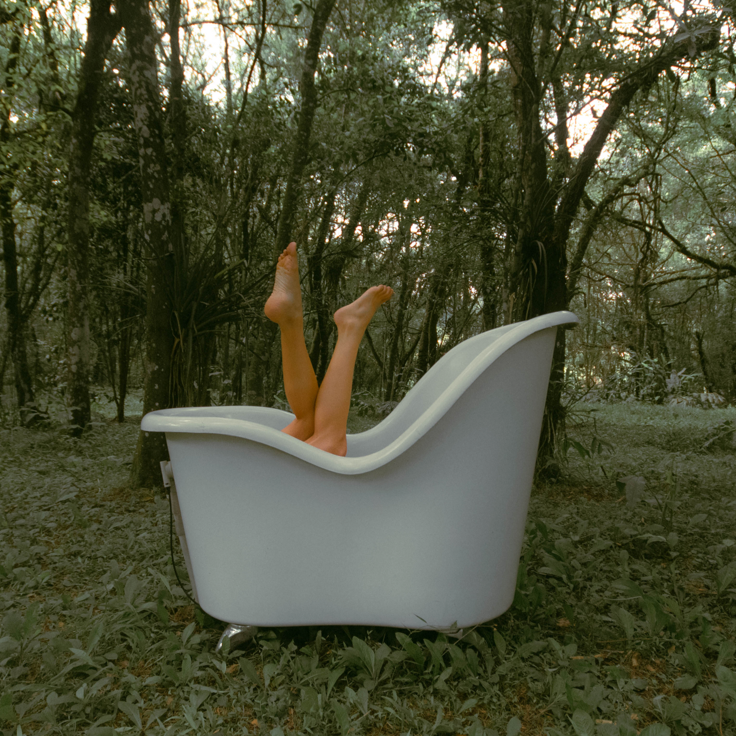 „Mineralstoffreiches Salzbad mit Meersalz, Bio-Jojobaöl und Vitamin E – pflegt die Haut und unterstützt Regeneration.