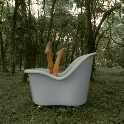 „Mineralstoffreiches Salzbad mit Meersalz, Bio-Jojobaöl und Vitamin E – pflegt die Haut und unterstützt Regeneration.