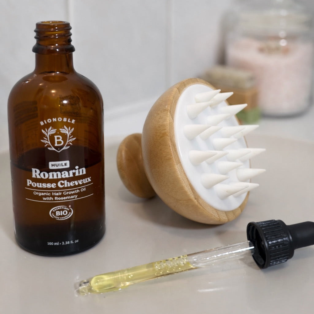 Die Bambus Kopfhaut-Nacken-Massagebürste zusammen mit Haarwachstumsöl unterstützt bei regelmäßiger Anwendung die Stärkung der Haarwurzeln und entspannt Kopfhaut und Gesicht.