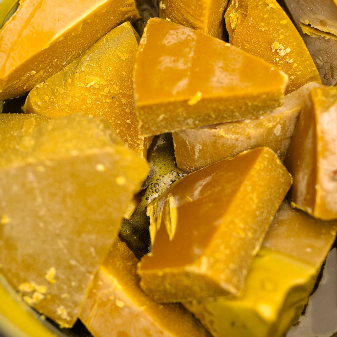 Einschmelzen Bienenwachs zur Vorbereitung Herstellung naturreine Kerzen.