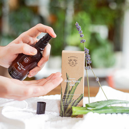 Bio-Aloe-Vera-Gel wird auf Gesicht und Hals aufgetragen, spendet Feuchtigkeit und beruhigt die Haut