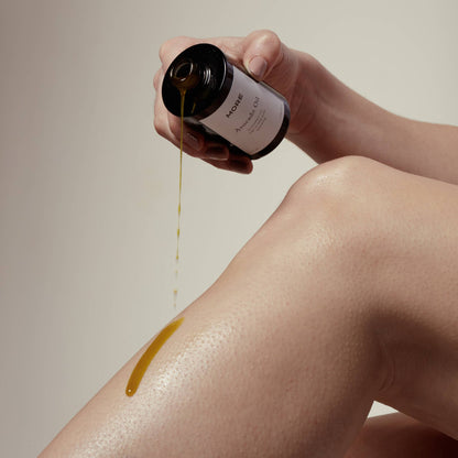 Bio Avocadoöl wird auf die Haut aufgetragen, spendet Feuchtigkeit, stärkt die Hautbarriere und pflegt intensiv