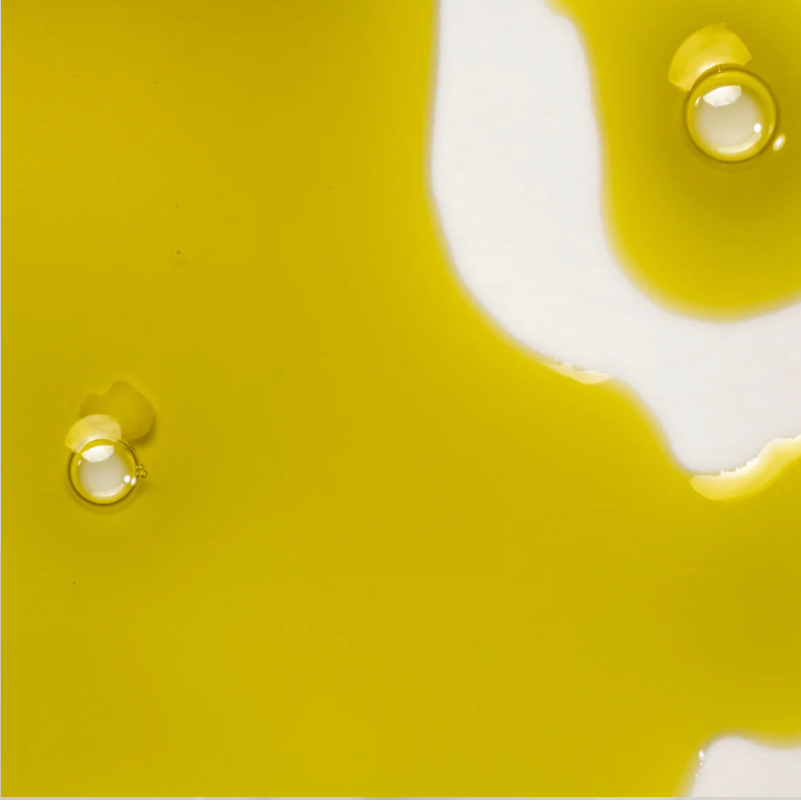 Klares, goldgrünes Bio Avocadoöl, reich an ungesättigten Fettsäuren und Vitaminen für Haut und Haar