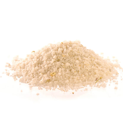 Nahaufnahme der kristallinen Struktur des Bio-Badesalzes. Die natürliche Kornform reflektiert das Licht, sichtbar die Reinheit und unverfälschte Qualität mit ätherischen Bio-Ölen für Fuß- und Vollbad.