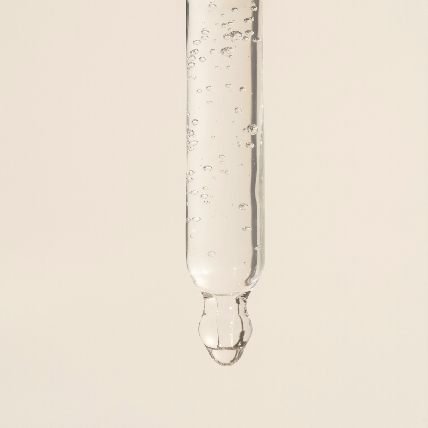 Nahaufnahme der Textur von Bio Bockshornkleeöl, reich an essenziellen Fettsäuren und Vitaminen für intensive Pflege.