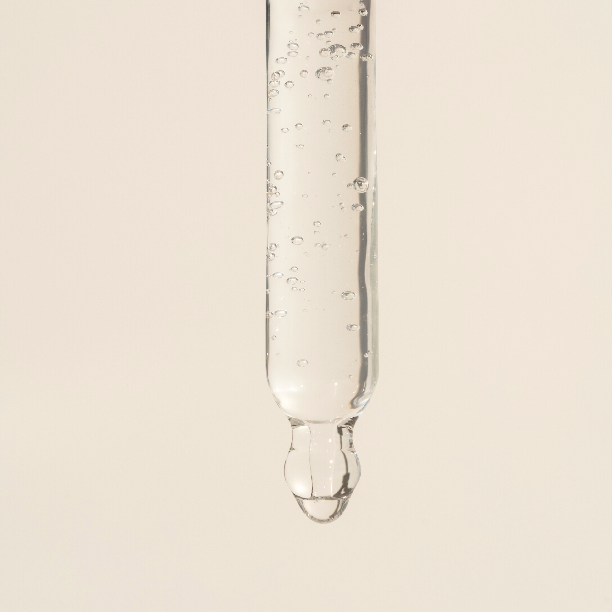 Nahaufnahme der Textur von Bio Bockshornkleeöl, reich an essenziellen Fettsäuren und Vitaminen für intensive Pflege.