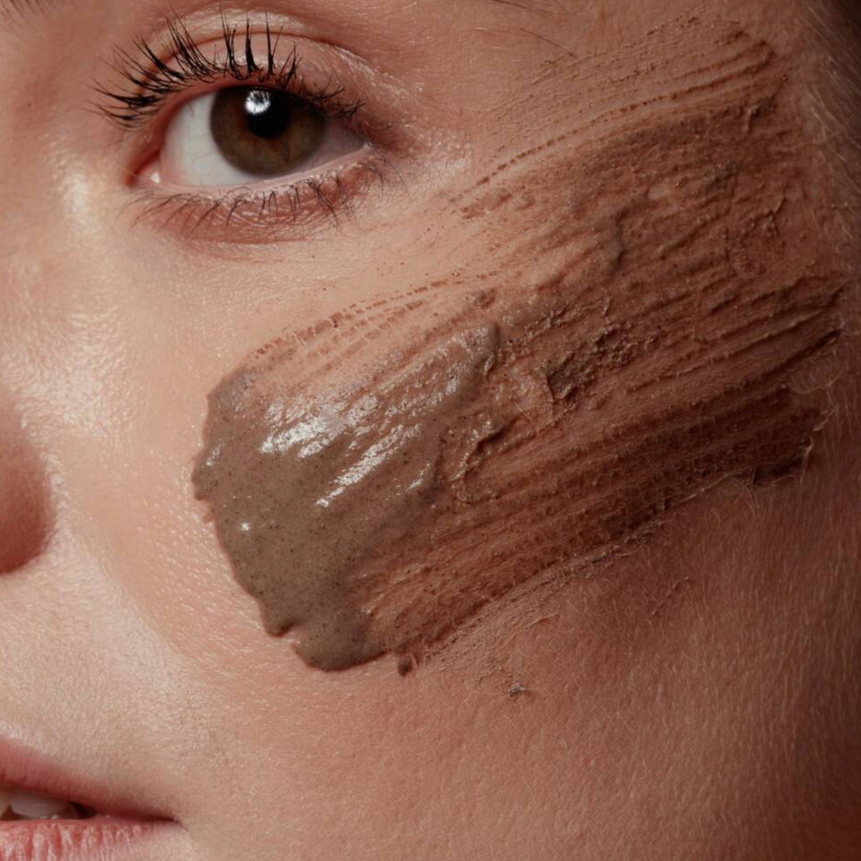 Bio-Ghassoul-Tonpulver reinigt sanft, entfernt überschüssiges Fett und sorgt für geschmeidige, klare Hautbild.