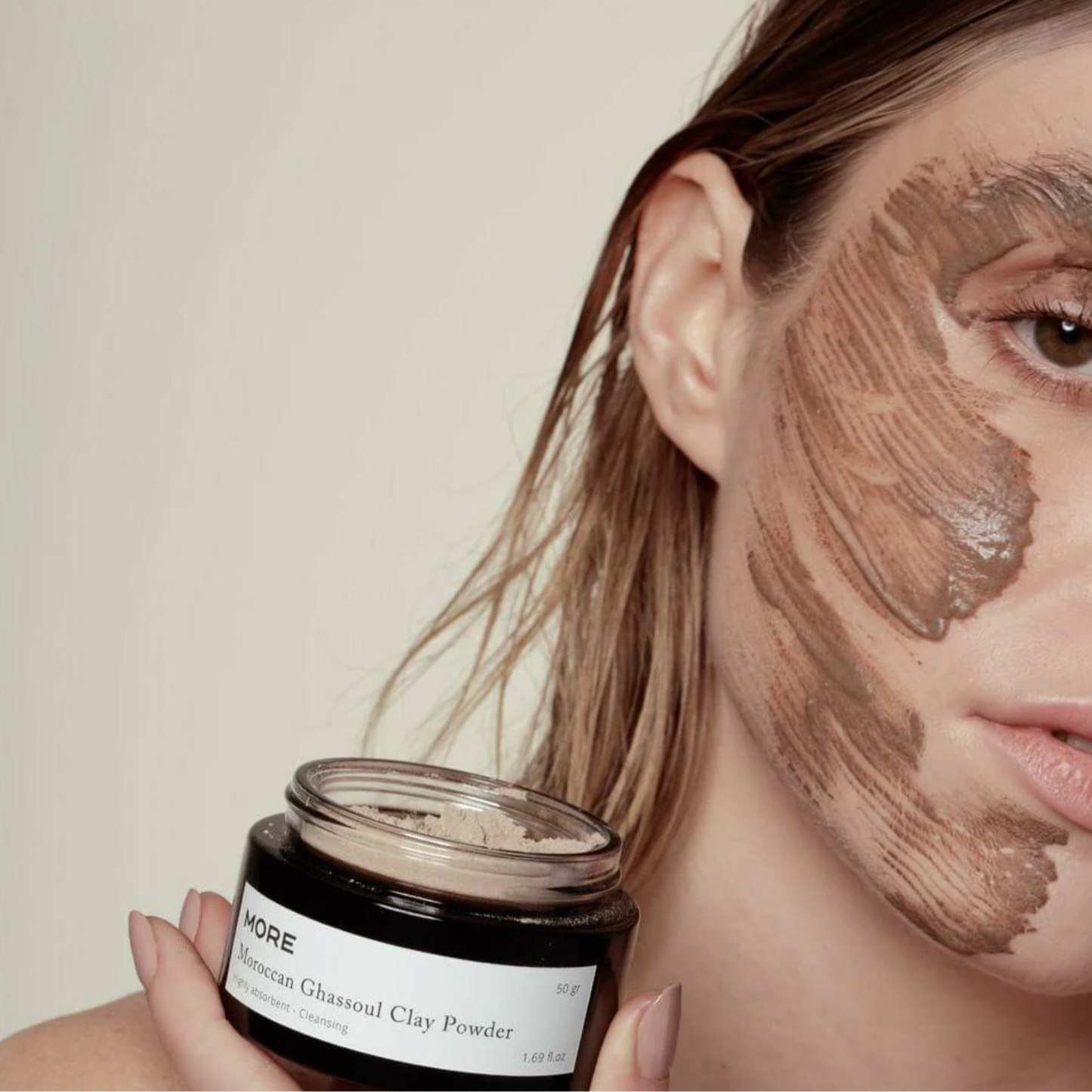 Bio-Ghassoul-Tonpulver als Maske für Gesicht, Körper oder Haar, fördert Reinigung und Revitalisierung.