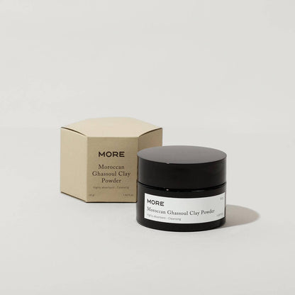 Bio-Ghassoul-Tonpulver in lichtgeschütztem, recycelbarem Glas und Papierkarton, nachhaltig verpackt.