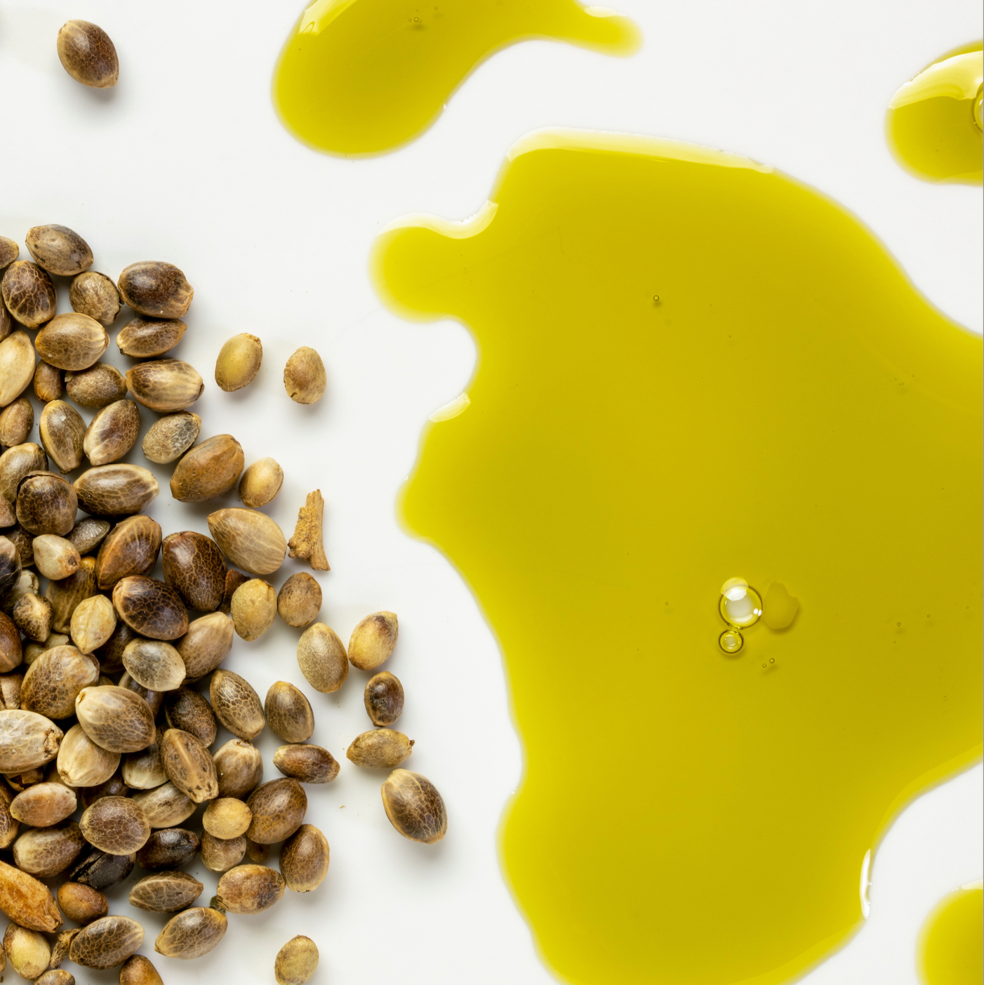 Klares, grünlich-goldenes Bio Hanföl, reich an essenziellen Fettsäuren und Vitaminen, ideal für Haut und Haar