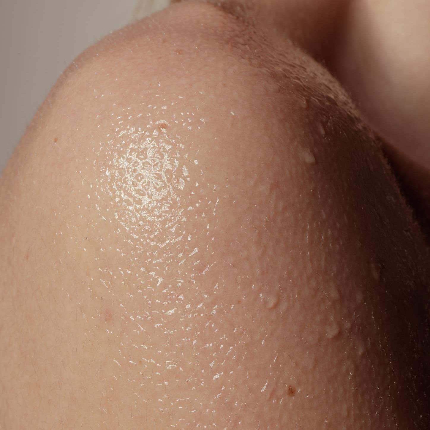 Klares, duftendes Bio-Hydrolat. aus Bulgarien, beruhigend für Haut und Sinne. Gepflegt mit Naturkosmetik.