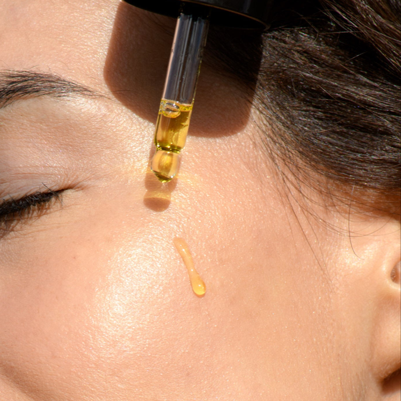 Bio Karotten-Sesamöl auf Gesicht, Hals und Dekolleté – Anti-Aging Hautpflegeöl für trockene, reife und empfindliche Haut
