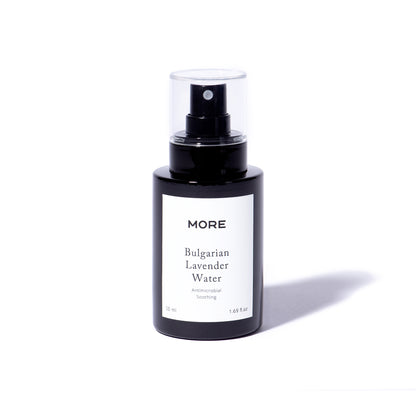 Bio-Lavendelwasser in lichtgeschützter Glasflasche, nachhaltig und recycelbar.