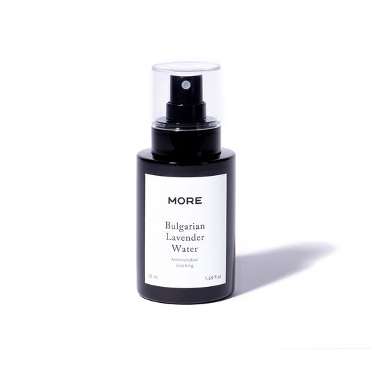 Bio-Lavendelwasser in lichtgeschützter Glasflasche, nachhaltig und recycelbar.