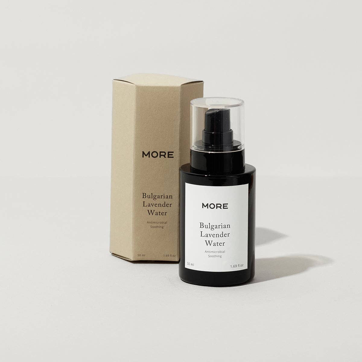 Bio-Lavendelwasser in lichtgeschützter Glasflasche, nachhaltig und recycelbar, sorgt für natürlichen Glanz und frischen Duft.