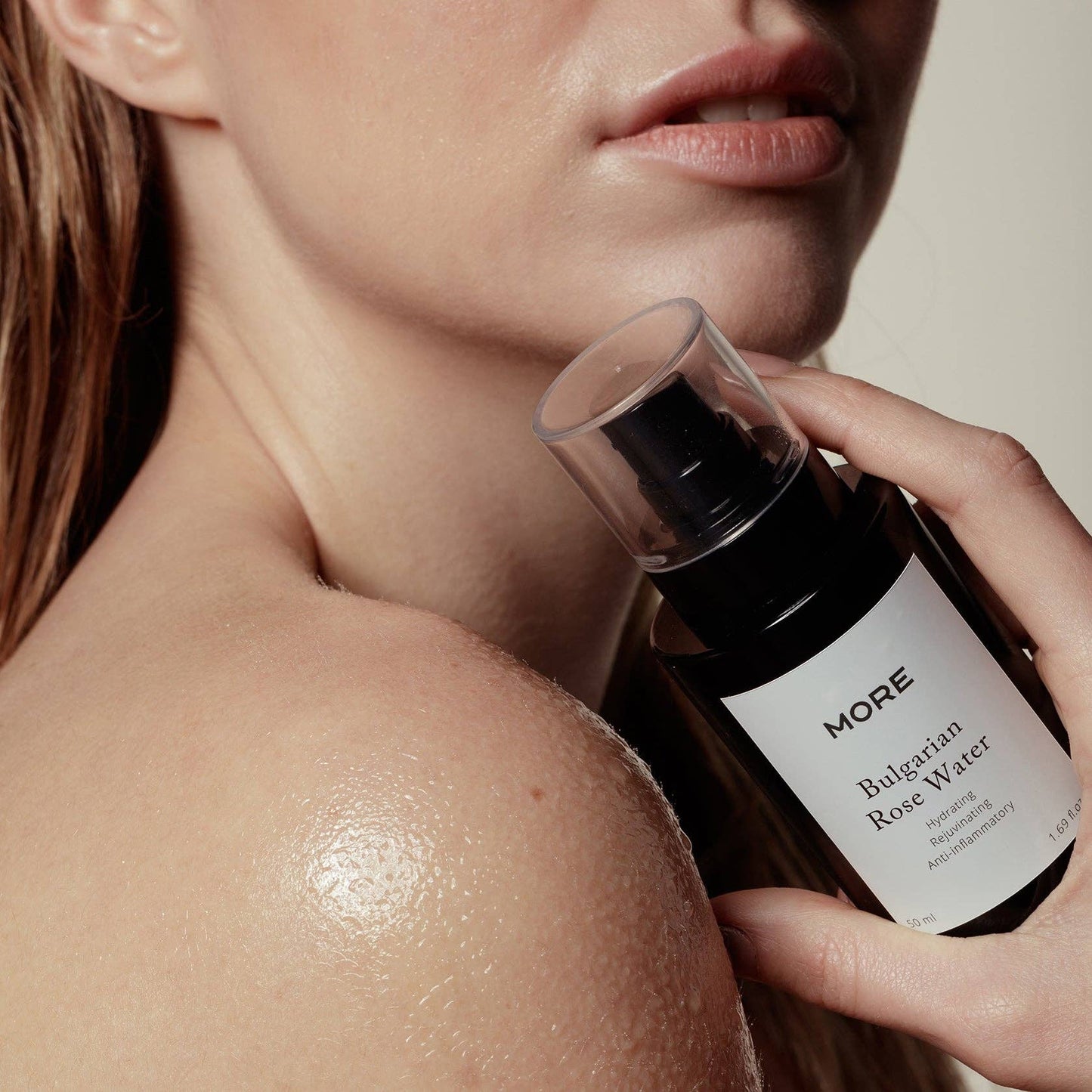 Bio-Rosenwasser spendet Feuchtigkeit, beruhigt empfindliche Haut und verleiht natürlichen Glow. Frei von Zusatzstoffen, gewonnen aus ganzen Blüten.