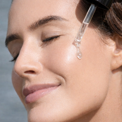 Rizinusöl reichhaltige Pflege auf Gesicht getropft. Schützend, nährend & tiefenwirksam.