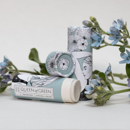 Close-up der cremigen Textur des Fresh Flora Deodorants – sanft auf der Haut, spendet Feuchtigkeit und bietet langanhaltenden, natürlichen Schutz vor Körpergeruch. 