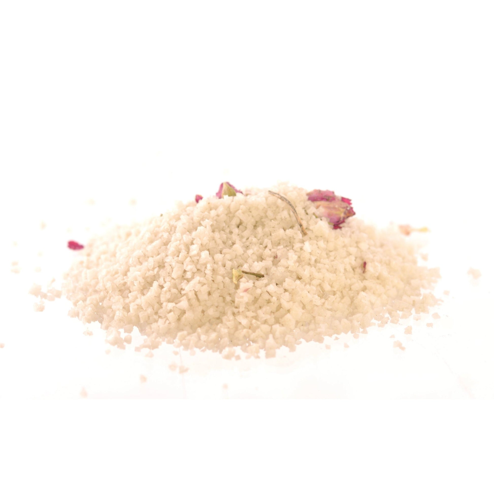 Nahaufnahme des grobkörnigen Bio-Badesalzes aus Frankreich. Deutlich sichtbar die natürliche, unraffinierte Struktur und die feinen Kräuter- sowie Blütenanteile, angereichert mit Bio-ätherischen Ölen für ein luxuriöses Badeerlebnis.