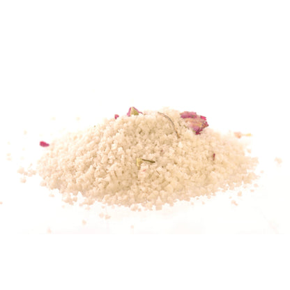 Nahaufnahme des grobkörnigen Bio-Badesalzes aus Frankreich. Deutlich sichtbar die natürliche, unraffinierte Struktur und die feinen Kräuter- sowie Blütenanteile, angereichert mit Bio-ätherischen Ölen für ein luxuriöses Badeerlebnis.