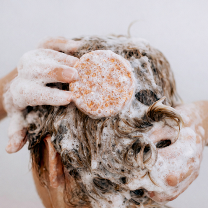 Nachhaltige Shampoo-Zimt_Seife mit milden Tensiden, ohne Palmoel, ideal fuer Zero-Waste-Haarpflege in der Anwendung.