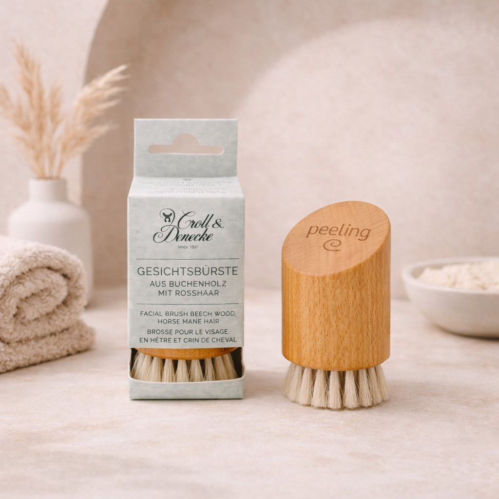 FSC-zertifiziertes Buchenholz und Rosshaar – ergonomischer Griff für komfortable Anwendung und natürliche Gesichtspflege-Rituale.