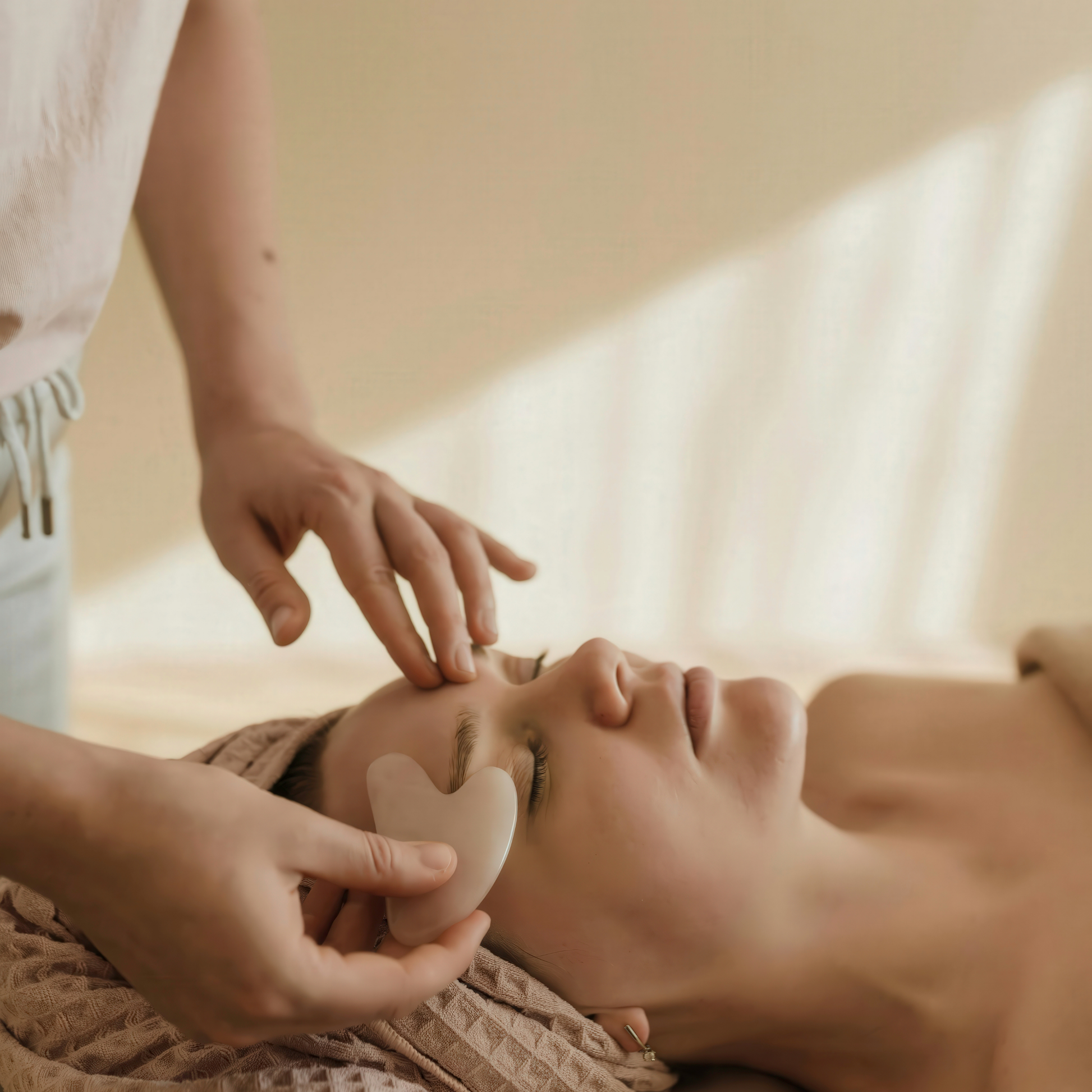 Gua Sha – sanftes Anti-Aging, reduziert Schwellungen, stimuliert Zellerneuerung und sorgt für straffes, konturiertes Hautbild.