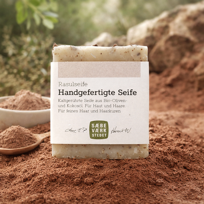 Handgemachte Natutseife Front mit Papierverpackung. Bio Olivenöl mit Bio Kokosöl für Haare, Gesicht und Körper