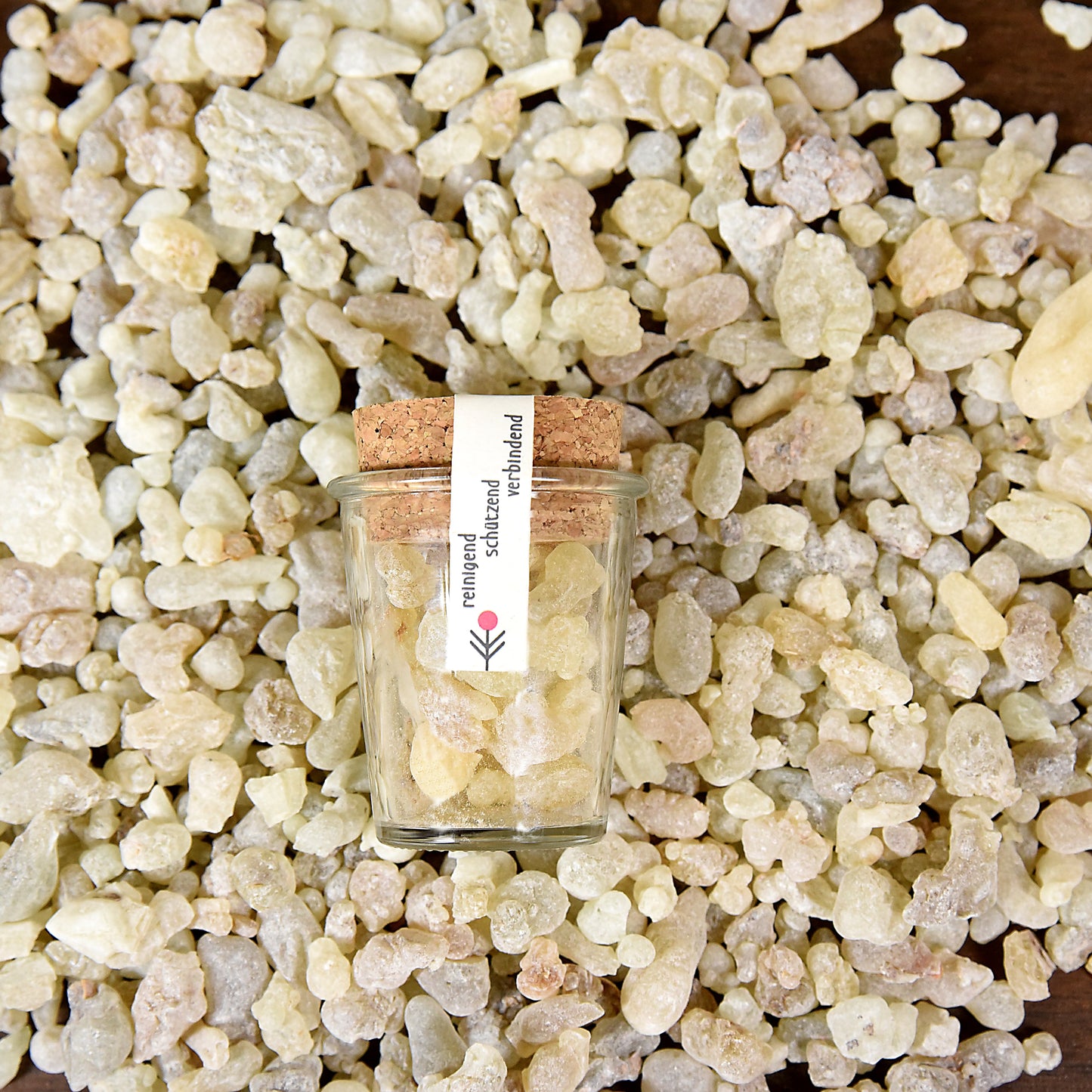 Grüner Weihrauch aus Oman während einer Meditation, unterstützt Achtsamkeit und spirituelle Tiefe