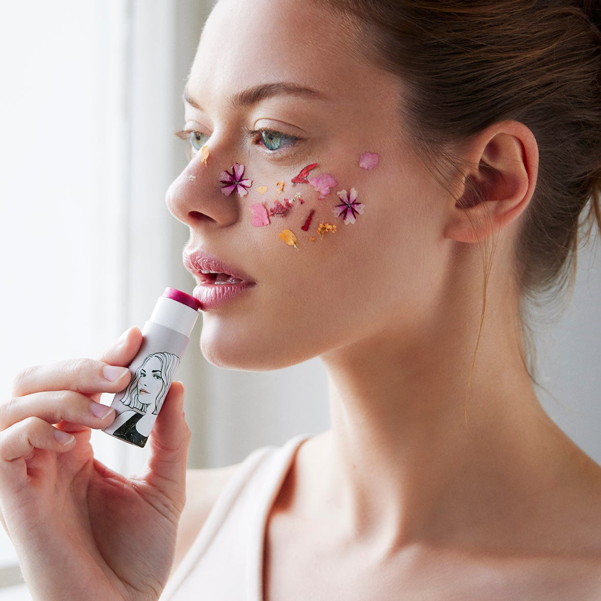 Lip Balm Rosy Rosalie mit natürlichen Farbpigmenten aus Glimmer (Mica) und Eisenoxid für sanfte rosa-rote Lippenfarbe