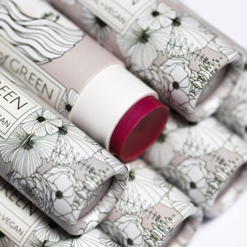 Nachhaltiger Lip Balm Rosy Rosalie in FSC-zertifizierter Kartonhülle, vegan, cruelty free, biologisch abbaubar und recyclebar