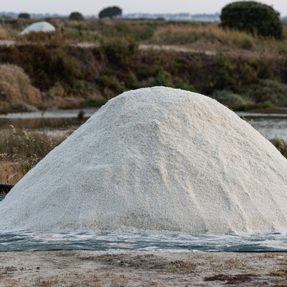 Nahaufnahme des naturbelassenen Meersalzes aus Guérande, Frankreich. Grobkörnig, mineralreich und unverfälscht, ideal für Bad, Fußbad oder natürliche Hautpflege. Rein, aromatisch und nachhaltig geerntet.