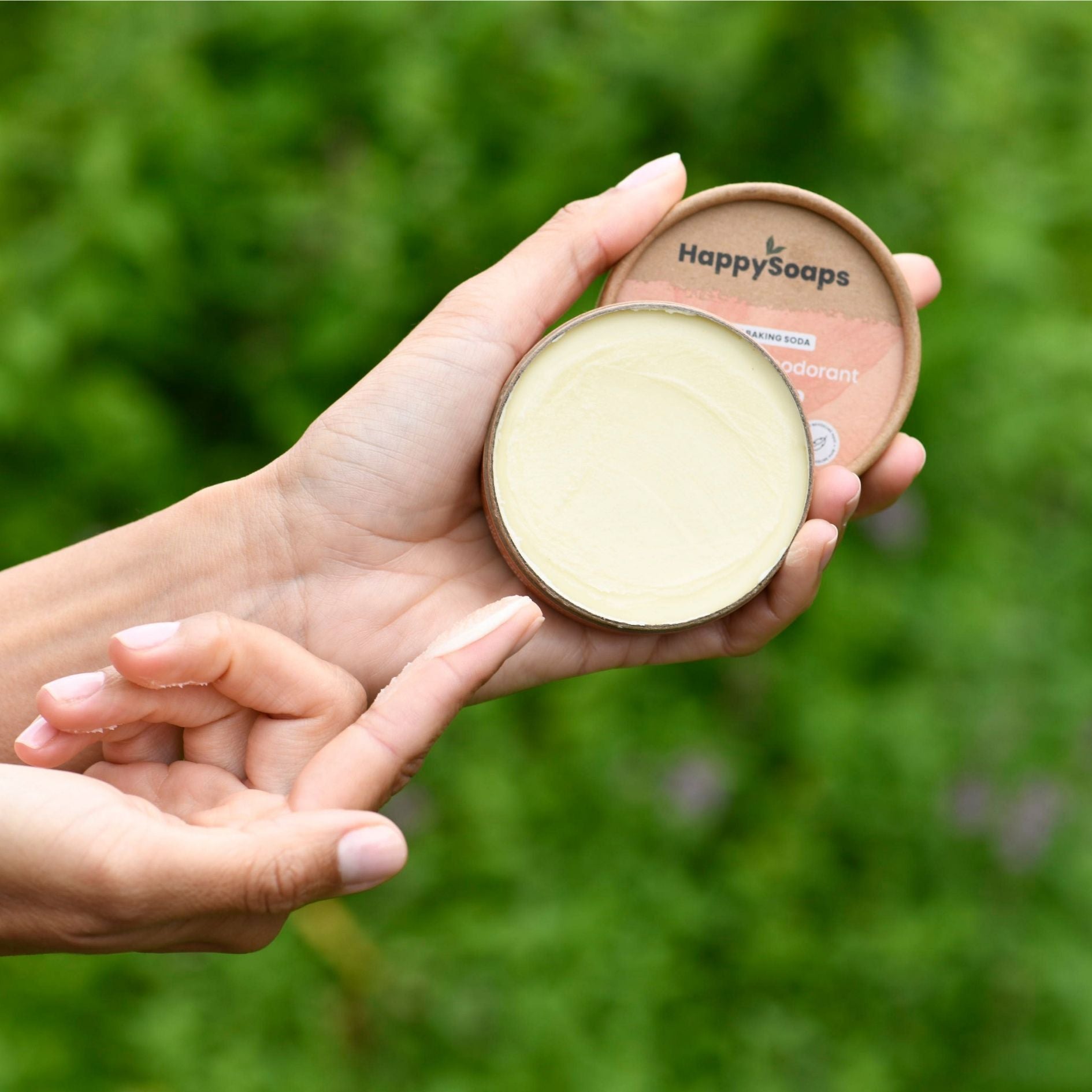 Nachhaltiges Deo – vegan, handgefertigt, plastikfrei verpackt und frei von aggressiven Chemikalien. Einfach in der Anwendung.