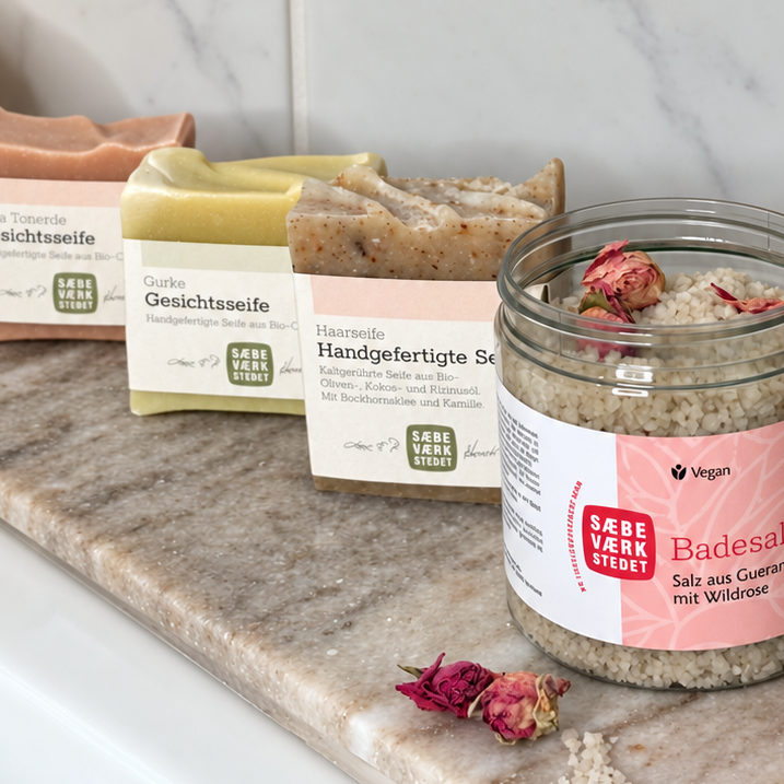 Haarseife aus Bio-Olivenöl, Kokos-,Rizinusöl und Ziegenmilch im Badezimmer