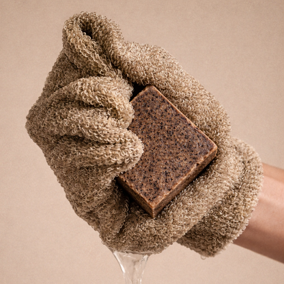 Natürliche Bio Kaffeeseife und Kupfer-Peelinghandschuh für Peeling-Effekt, hautstraffend und belebend durch wertvollen Kaffeeextrakt.